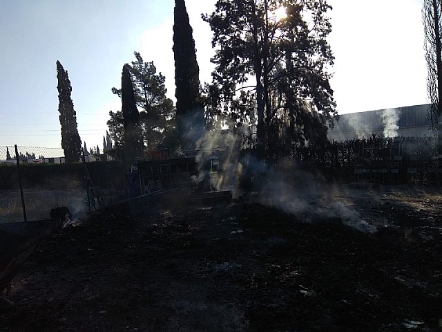 Bomberos sofocan el incendio declarado en el exterior de un almacén de frutas en Totana