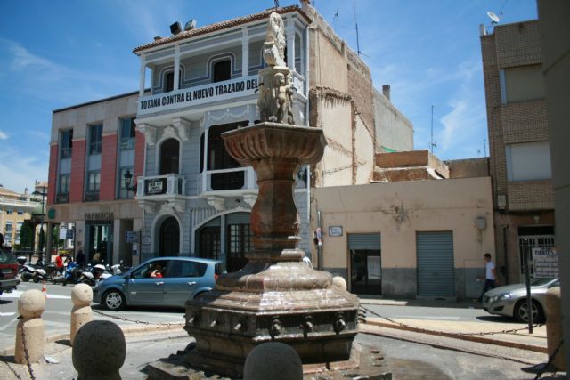 Se aprueba el pliego para licitar el contrato de las obras de rehabilitación de la Fuente Juan de Uzeta y su entorno, en la plaza de la Constitución