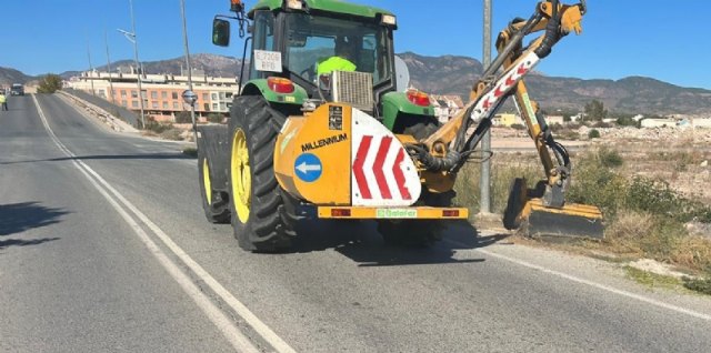 Realizan trabajos de desbroce de la carretera RM-609, desde el enlace de la autovía de Mazarrón al casco urbano