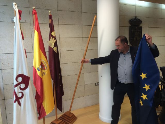 Retiran la bandera de la Unión Europea del salón de plenos como gesto simbólico de protesta por el trato que está dando a los refugiados