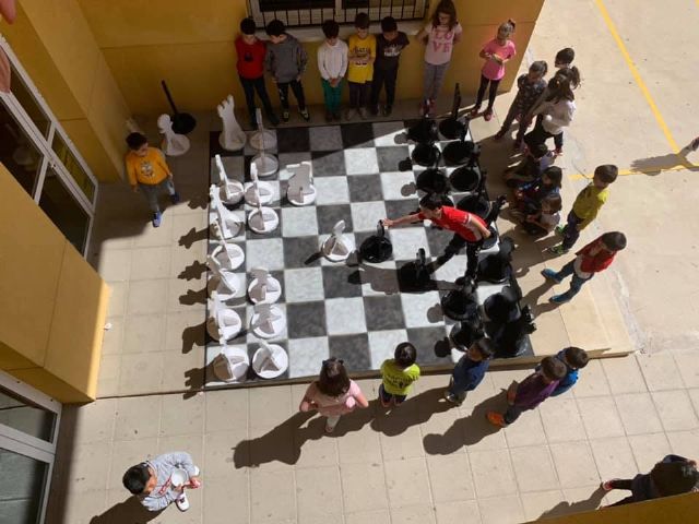 Los alumnos y alumnas del colegio Santiago de Totana fabrican un ajedrez gigante con material reciclado