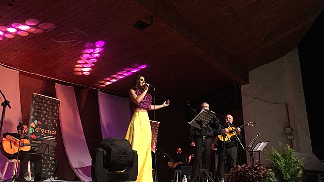 Numerosas personas asistieron en Totana al concierto de Nuria Fergó y Alma llanera a beneficio de D´Genes