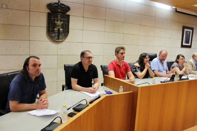 Se constituyen cinco grupos municipales y se da cuenta del nombramiento de los tenientes de alcaldes y de las delegaciones de atribuciones correspondientes a la Alcaldía