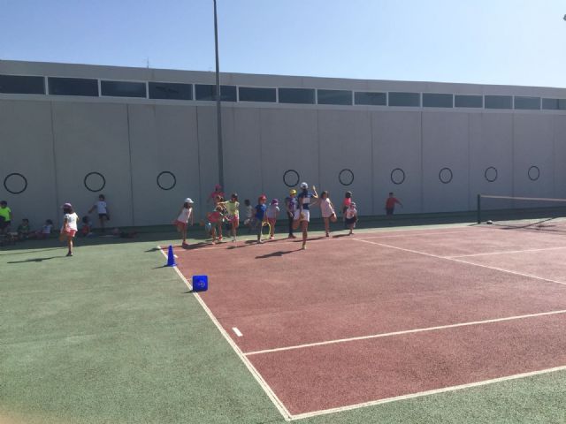 Más de una venintena de niños apostaron por el tenis durante el puente del Pilar con la escuela de tenis Kuore