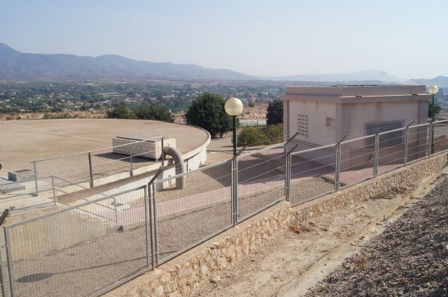 El cambio de válvulas en el depósito de agua de San José-Los Secanos puede causar esta mañana problemas de presión en el servicio de abastecimiento a los usuarios