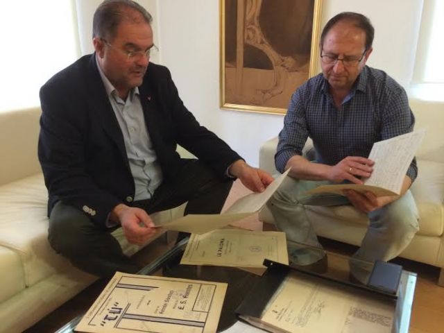 El Cronista Oficial de la Ciudad de Totana dona unas 75 partituras originales de habaneras al Archivo Municipal