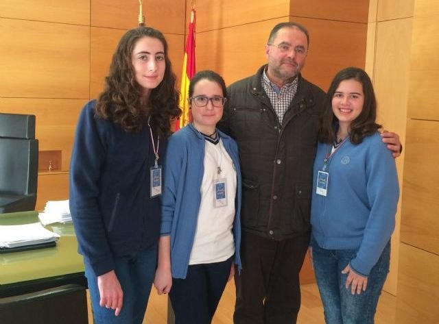 Alumnas del Colegio 'La Milagrosa' entrevistan al alcalde