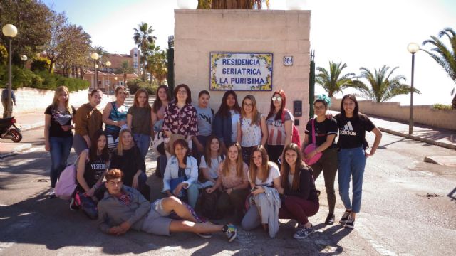 Alumnos del IES 'Prado Mayor' de 'Peluquería y Cosmética Capilar' muestran sus conocimiento en la Residencia 'La Purísima'