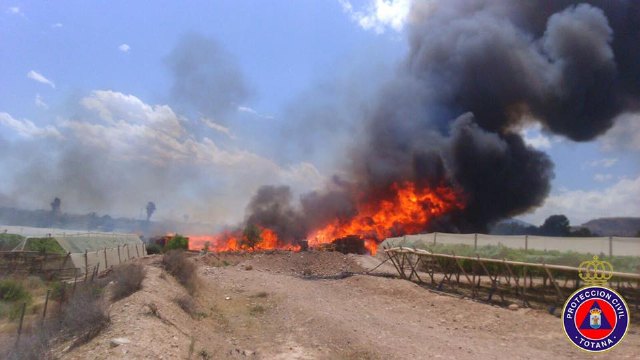Un incendio arrasa parte de una explotación ganadera, una nave de palets y un pantano en una finca ubicada frente al camping de Totana