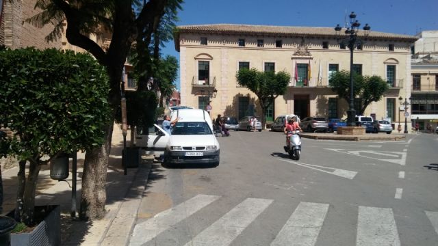 Se recuerda a los conductores que está prohibido estacionar frente a las fachadas del Ayuntamiento y la iglesia de Santiago
