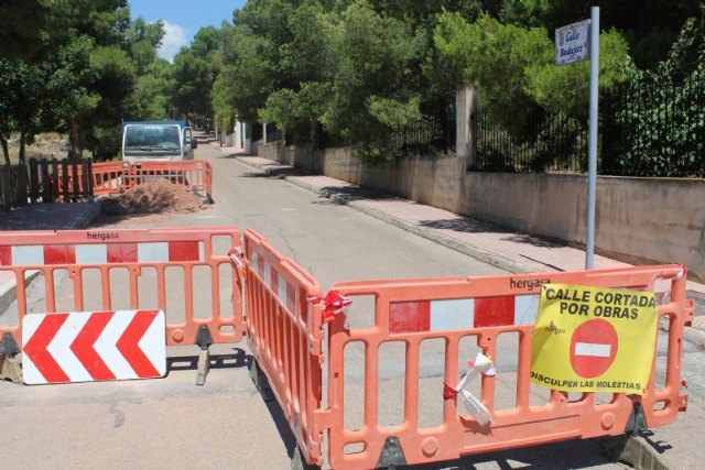 Esta semana han comenzado las obras de renovación urgente de la tubería principal de agua potable en la calle Badajoz, de la urbanización 'La Charca'