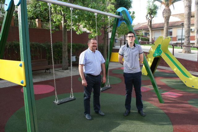 Finalizan las obras de acondicionamiento del área de juegos infantiles del jardín del Centro Sociocultural 'La Cárcel', en la avenida de Lorca