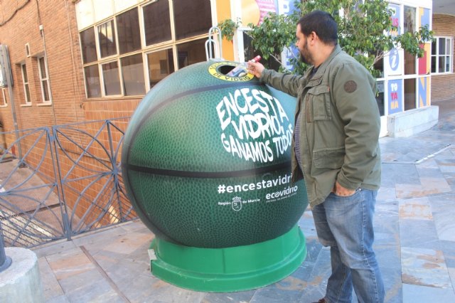 Se colocan, desde hoy y hasta este domingo, 5 iglús con forma de pelota de baloncesto en diferentes puntos del casco urbano para participar en el reto de la campaña de fomento del reciclaje de vidrio