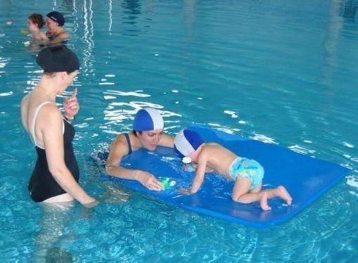 Se autoriza el mantenimiento del Servicio de Terapia Acuática con Fisioterapeuta de usuarios derivados de los centros educativos, en la piscina climatizada, durante el curso escolar