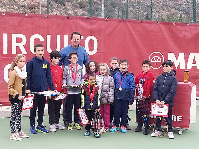 Más de una decena de niños de la escuela de tenis Kuore participan en la I liga aficionados regional de tenis