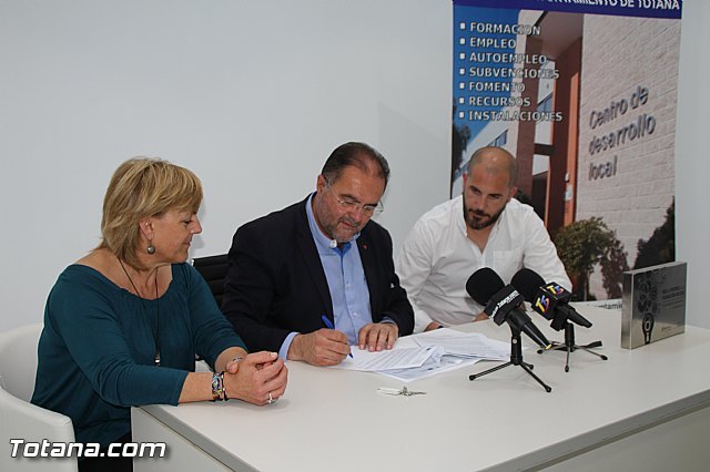 El alcalde y la concejal de Desarrollo Económico suscriben el contrato con Arcaelum para su instalación en el Vivero de Empresa