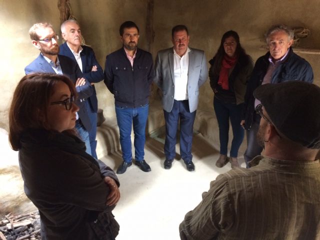 El alcalde acompaña a senadores murcianos a visitar el yacimiento aqueológico de 'La Bastida'