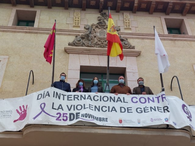 Autoridades municipales colocan la pancarta conmemorativa del Día Internacional de la Eliminación de la Violencia contra la Mujer, que se celebra el 25-N