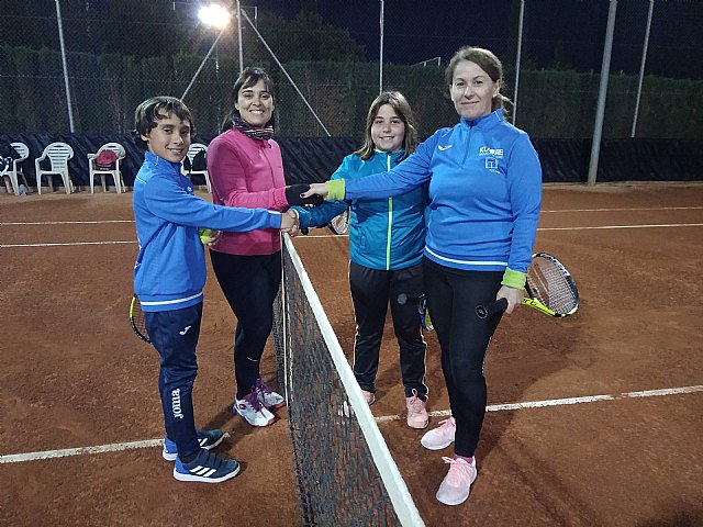 Esta semana se está disputando el torneo de dobles padres e hijos “Raqueta Navideña” organizado por la Escuela de Tenis Kuore