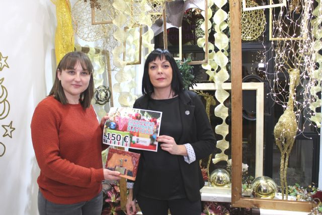 Peluquería y Estética Choni Ruiz, Floristería Riquelme y Pierrot Floristas ganan el V Concurso de Escaparates de Navidad, que organiza la Concejalía de Cultura