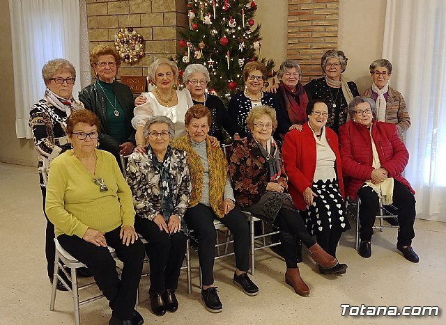 La Asociación de Amas de Casa de las Tres Avemarías de Totana celebró su tradicional comida de Navidad