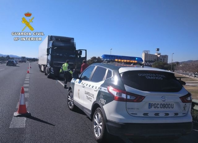 La Guardia Civil investiga al conductor de un vehículo articulado que circulaba en sentido contrario por la autovía A7 quintuplicando la tasa de alcohol