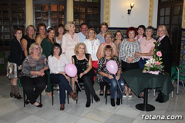 Un grupo de amigas, afectadas y supervivientes del Cáncer de mama se reúnen un año más con motivo del Día Mundial contra el Cáncer de mama