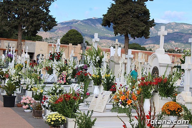 Instan a los usuarios a efectuar sus encargos florales con motivo del Día de Todos los Santos con el fin de evitar visitas y aglomeraciones al cementerio