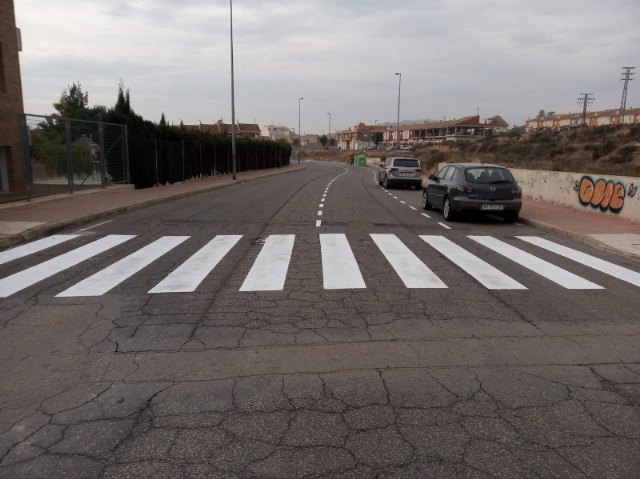Efectúan trabajos de señalización vial horizontal en la calle Ciudad de Mérida para favorecer la seguridad en esta zona de la urbanización 'El Parral'