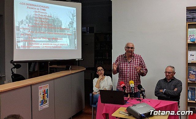 Floren Dimas y Alfonso Cayuela, investigadores de la memoria histórica, disertan en una charla sobre la represión política y las cárceles de Totana tras la Guerra Civil