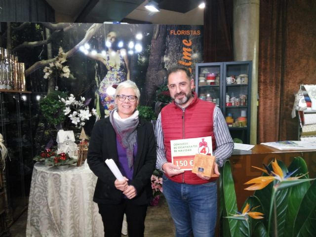 Un total de 16 comercios de Totana participan en el IV Concurso de Escaparates de Navidad, que este año gana el establecimiento 'Riquelme Floristas'