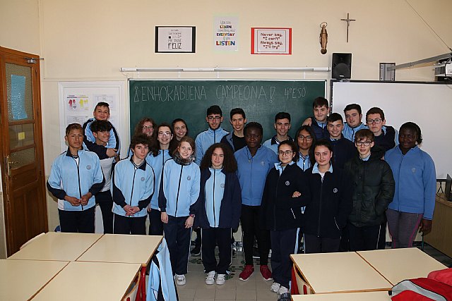 Alumnos de 4º de la ESO del Colegio La Milagrosa felicitan a su compañera Mª Carmen Tudela, que ha quedado 1ª en categoría Juvenil 0 en el Concurso Nacional de Doma en Equimur 2018