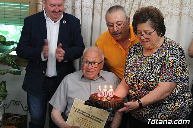 El alcalde felicita al vecino Diego Sánchez Andreo, con motivo de su centenario cumpleaños