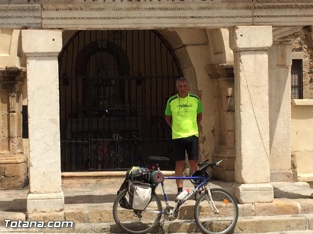 Julián Larroya peregrina de Totana a Mérida recorriendo más de 700 km por su devoción a Santa Eulalia