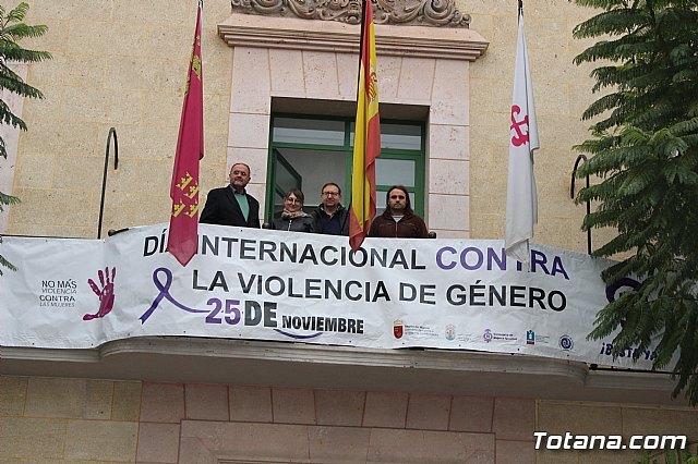 Colocan la pancarta conmemorativa por el Día Internacional contra la Violencia de Género en la fachada del Ayuntamiento