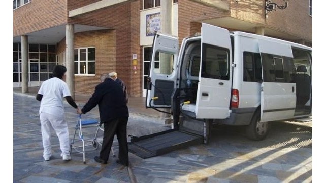 Bienestar Social ofrece al Área III de Salud los vehículos municipales adaptados para el transporte programado de enfermos de diálisis y otras patologías