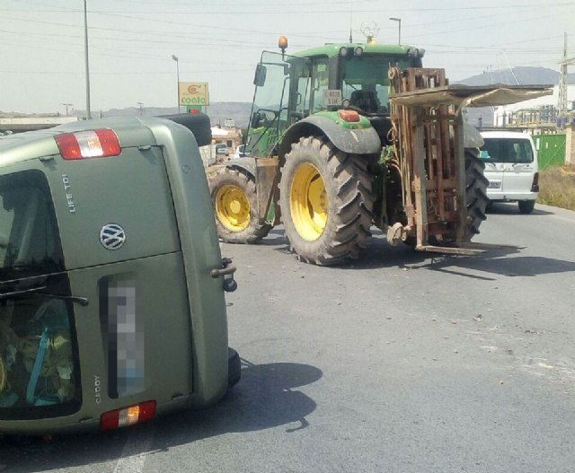 Servicios de Emergencias acuden a atender a un herido atrapado en el interior del vehículo tras colisionar con un tractor en Totana