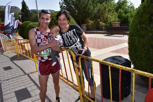 Raúl Guevara y Mercedes Merino, vencedores de la 'XXI Subida a La Santa' en la que se dieron cita más de doscientos atletas en diferentes categorías