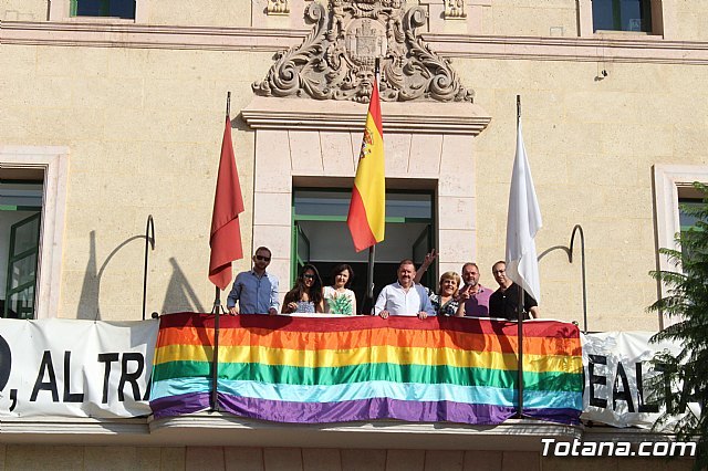 Autoridades municipales colocan la bandera arcoiris en el balcón del Ayuntamiento para promover la tolerancia e igualdad del colectivo LGTB