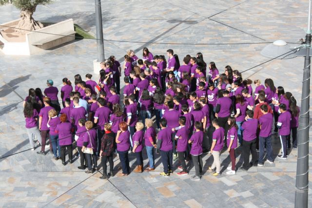 Los jóvenes de Totana 'laten' contra la Violencia de Género organizando un corazón humano en la plaza de la Balsa Vieja