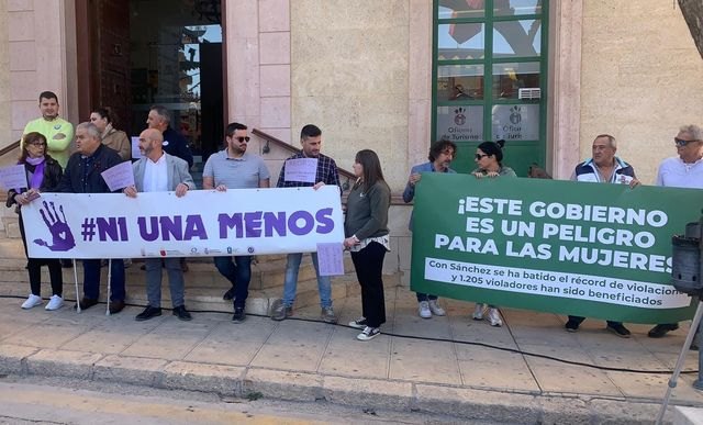 Isa Molino tacha de 'vergüenza' la pancarta desplegado por la 'ultraderecha rancia' en el acto del 25N