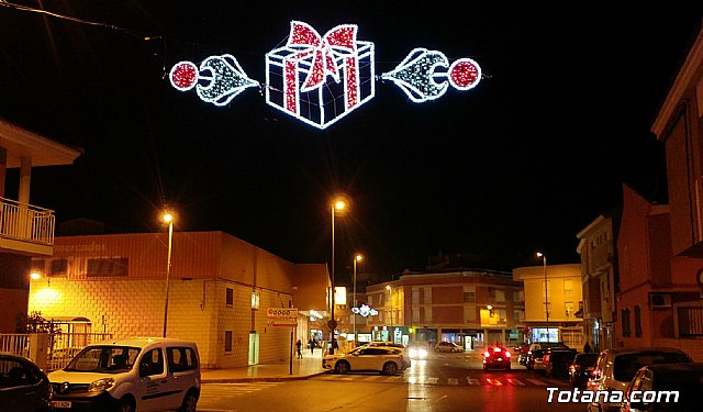Los comercios y negocios de la calle Santomera y cercanas del Parral se unen para decorar con luces y música navideña
