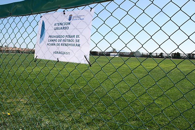El Lorca Fútbol Club acomete y financia los trabajos de resiembra del campo de césped natural del Polideportivo Municipal