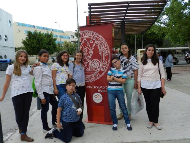 Alumnos del CEIP 'Santa Eulalia' interpretan la obra 'Más que una cara bonita' en la Facultad de Educación de la UMU