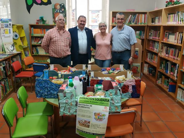 Entregan a Cáritas de ambas parroquias los alimentos recogidos en el transcurso de la campaña de donación solidaria en la biblioteca pública 'Mateo García'