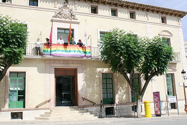 La bandera arcoíris ya luce en el balcón principal del Ayuntamiento con motivo de la celebración de la Semana por el Respeto y la Igualdad LGTBI en Totana