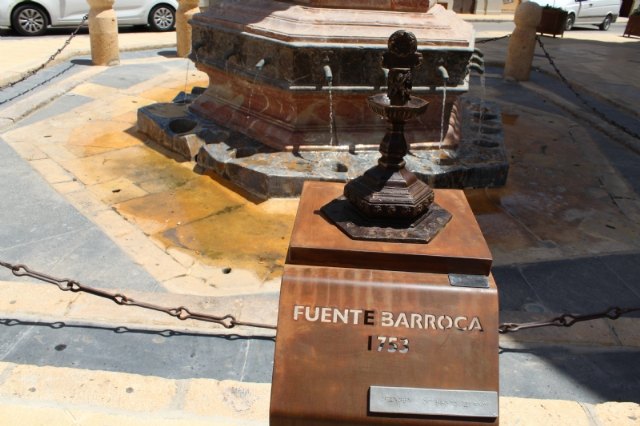 Instalan una réplica en bronce de la Fuente Juan de Uzeta con un código QR que ofrece información añadida de este monumento y un lector braille para discapacitados visuales