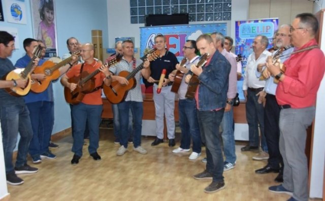 La Banda del Mazapán hace entrega a AELIP de 420€ de la venta de su disco Solidario