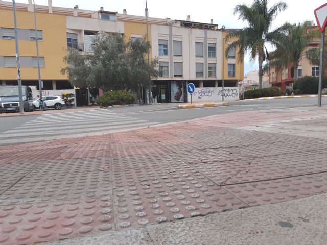 Acometen obras de construcción de un vado peatonal en la calle Santomera, esquina con calle Pliego