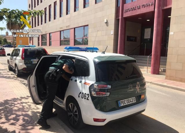 La Guardia Civil detiene en Totana a tres personas dedicadas a cometer atracos